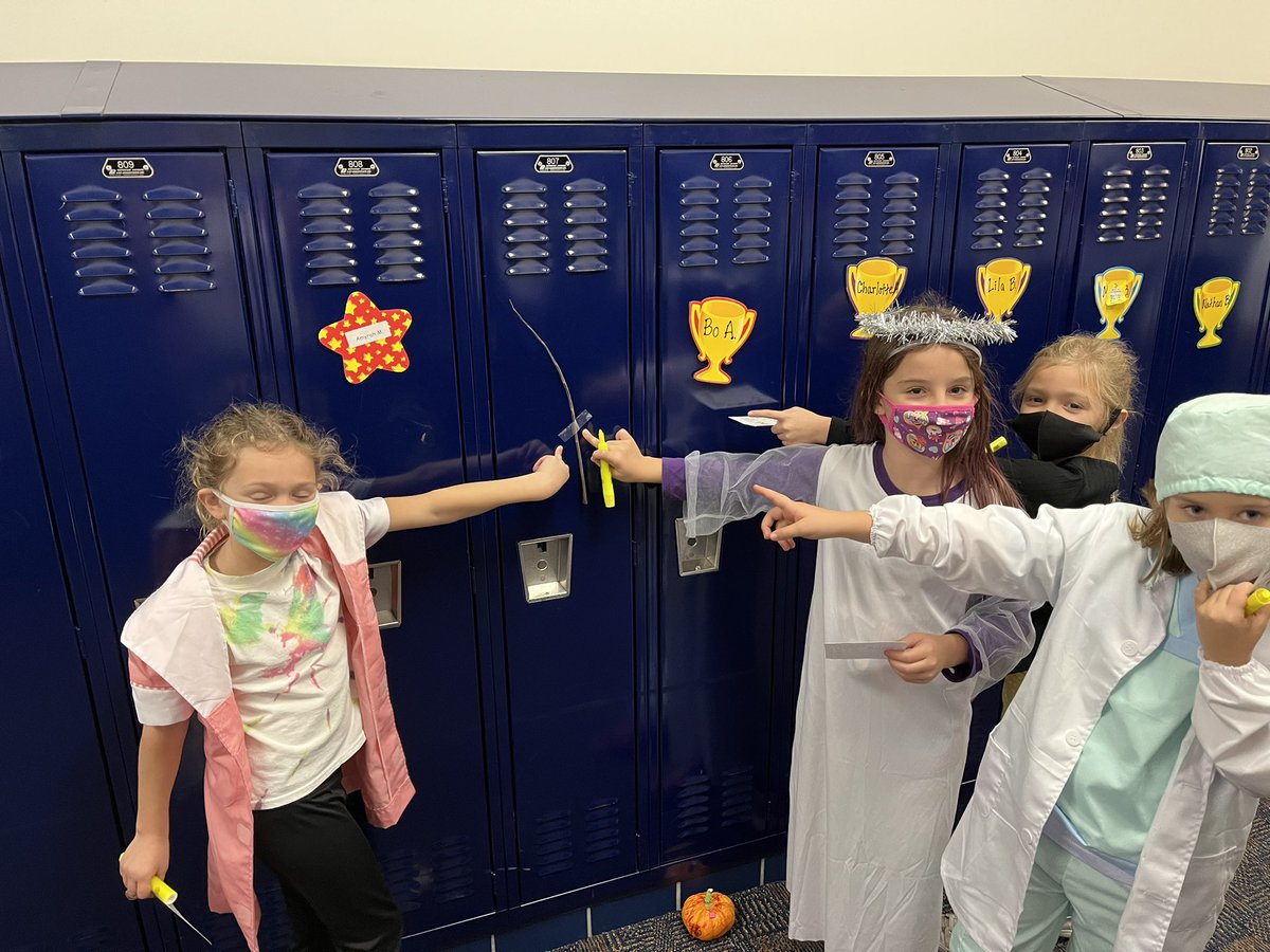 AndreaWiden's tweet photo. Pumpkin decorating, a scavenger hunt, bingo, and donuts and cider with friends. What a fun morning! https://t.co/qKZk3YsZuE