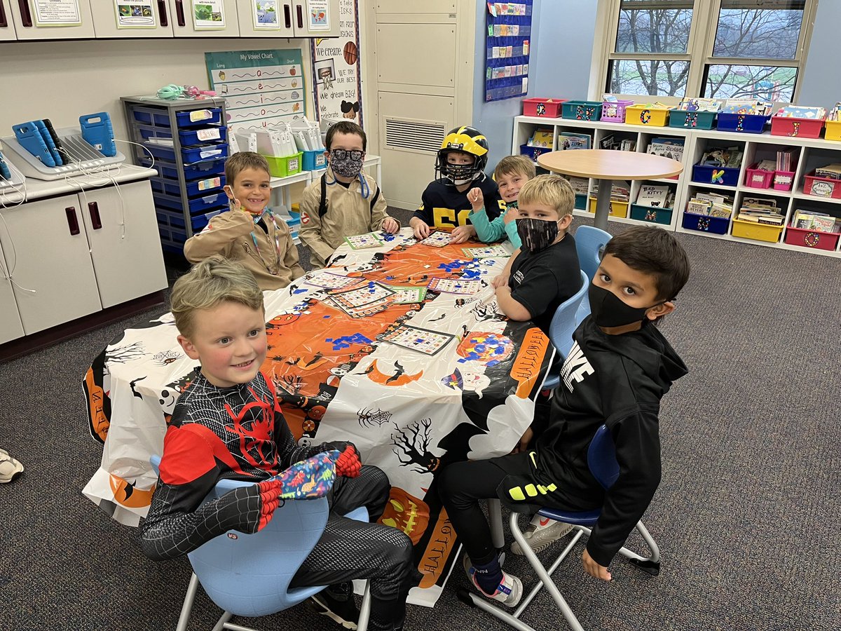 AndreaWiden's tweet photo. Pumpkin decorating, a scavenger hunt, bingo, and donuts and cider with friends. What a fun morning! https://t.co/qKZk3YsZuE