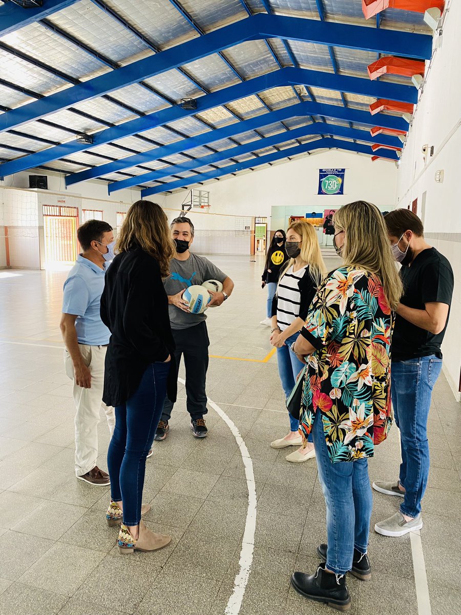 Florpapaiani's tweet photo. Visitamos la escuela N° 730 de #Trelew  👨‍🏫👩‍🏫.

El dialogo con docentes, personal auxiliar y directivos es fundamental para la provincia que queremos. 
En #Chubut necesitamos trabajar entre TOD☀️S para garantizar una educación de calidad. 

Gracias por habernos recibido 🤝! https://t.co/bVGKUqxIak