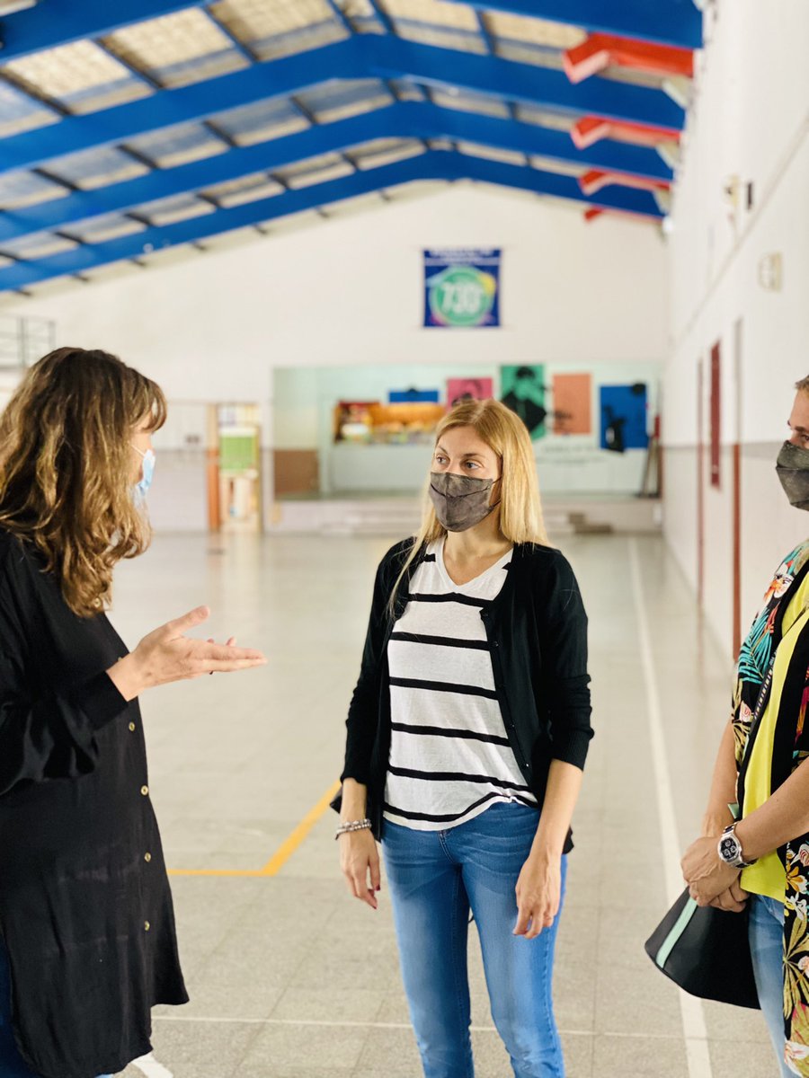 Florpapaiani's tweet photo. Visitamos la escuela N° 730 de #Trelew  👨‍🏫👩‍🏫.

El dialogo con docentes, personal auxiliar y directivos es fundamental para la provincia que queremos. 
En #Chubut necesitamos trabajar entre TOD☀️S para garantizar una educación de calidad. 

Gracias por habernos recibido 🤝! https://t.co/bVGKUqxIak