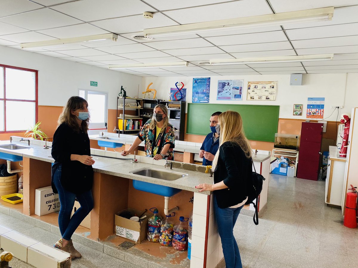 Florpapaiani's tweet photo. Visitamos la escuela N° 730 de #Trelew  👨‍🏫👩‍🏫.

El dialogo con docentes, personal auxiliar y directivos es fundamental para la provincia que queremos. 
En #Chubut necesitamos trabajar entre TOD☀️S para garantizar una educación de calidad. 

Gracias por habernos recibido 🤝! https://t.co/bVGKUqxIak