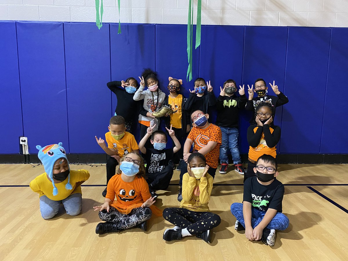 MrsHarafPE's tweet photo. OCTOBER  🎃 GOLDEN SHOE award goes to Mrs. Haseman’s 1st grade class! Woo hoo! # lane126 #weare126 @_hase1 https://t.co/vhvBaK4Zsp
