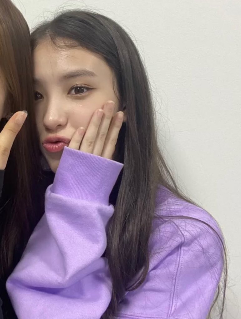 GMFOLDER's tweet photo. girl in purple 💜 https://t.co/brayKKpGYb