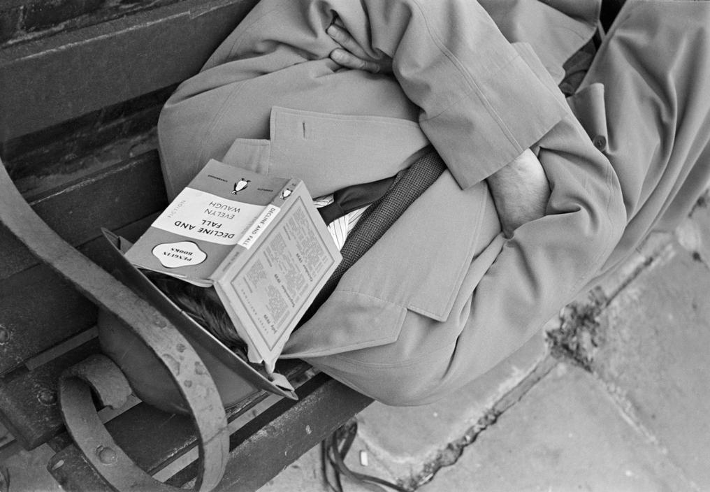 Tintamarre6's tweet photo. Il faut toujours avoir un livre avec soi

#GeorgeRodger https://t.co/pAPWxYFy5m