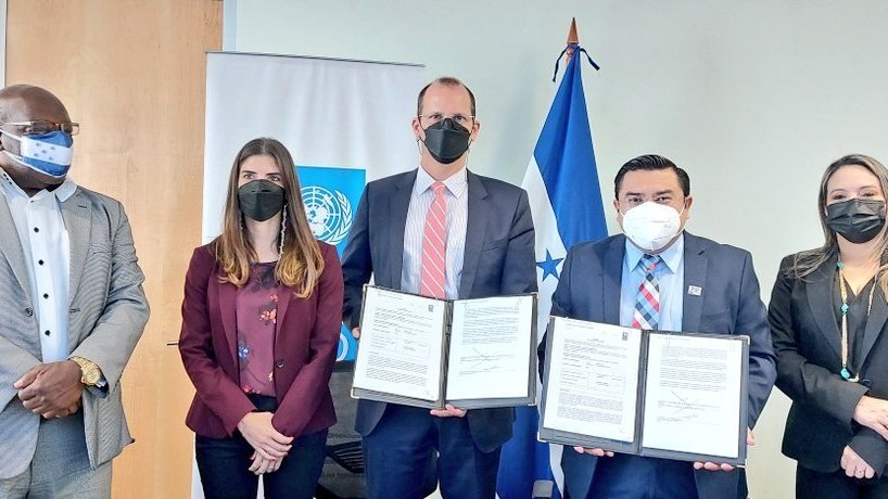 PNUDHonduras's tweet photo. El @pnud firmó un convenio con la Secretaría de @Trabajohn, gracias a donación del @BCIE_org, para facilitar espacios de trabajo y coordinación y atender las preocupaciones de los pueblos indígenas y afro descendientes #PIAH en Honduras 🇭🇳 https://t.co/sM9nTtSLTX