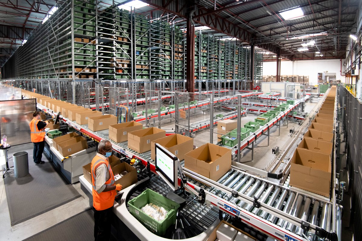 mousquetairesfr's tweet photo. La base de Garancières 1, dédiée à la #Logistique Équipement de la Maison peut traiter chaque jour jusqu'à 140 000 colis à destination des #PointDeVente 🚀
Comment ?
200 collaborateurs y travaillent et plus de 68 % de son activité est automatisée ! https://t.co/NtC5fxkwhl