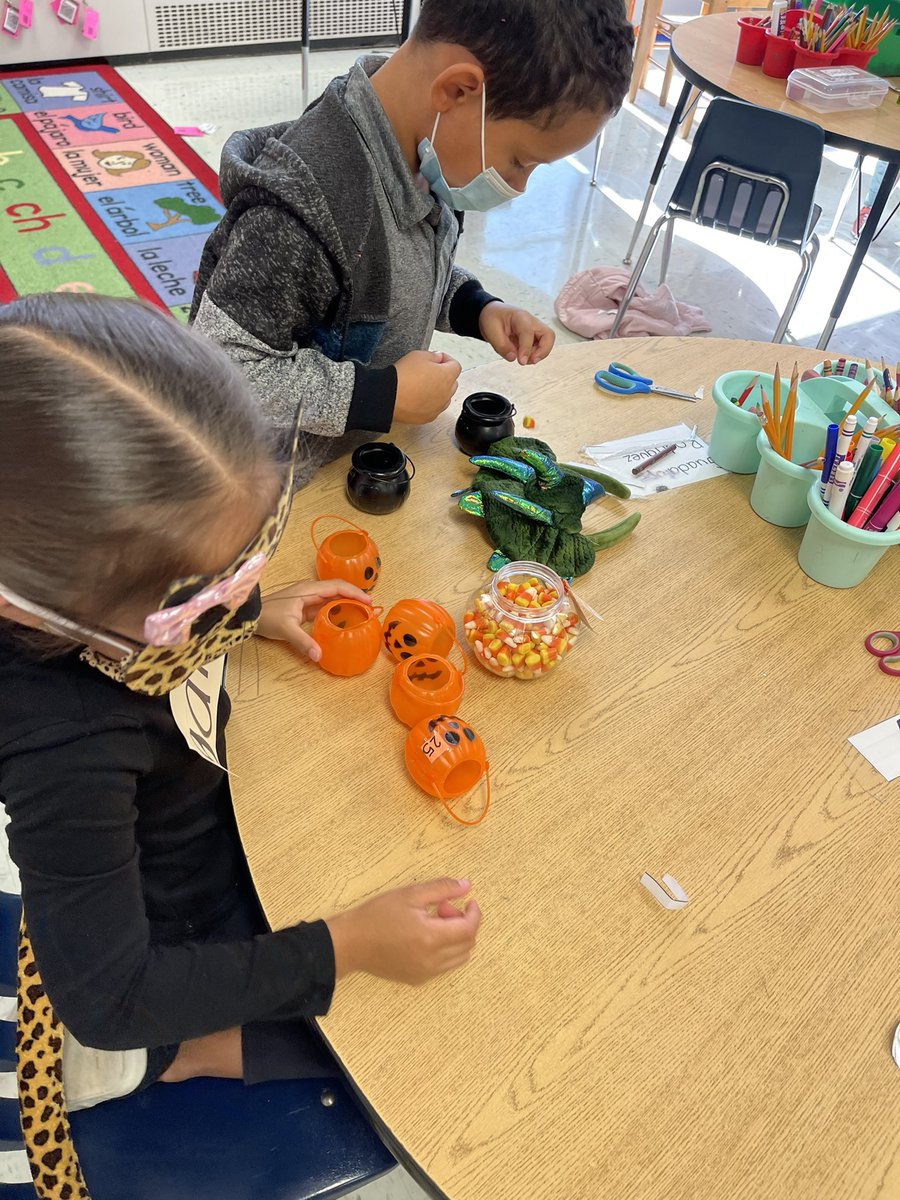 jimenezmcbee's tweet image. Spooky learning  🎃 👻🔮#whymcbee #spookymath @ElementaryMcbee 🐝