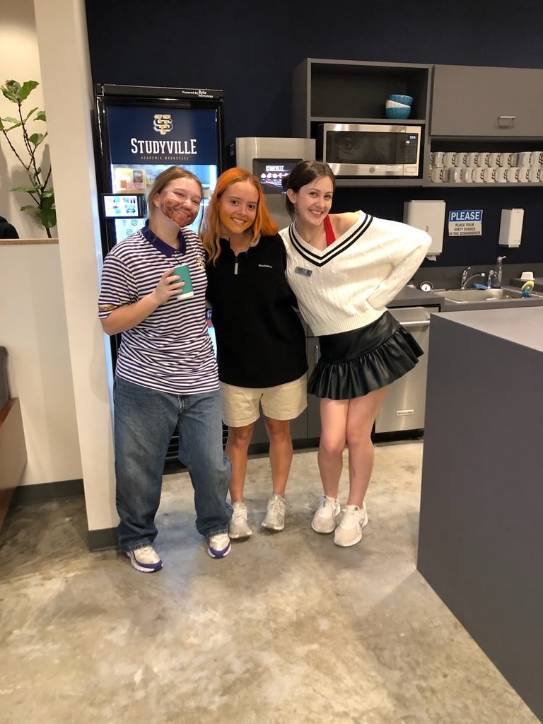 Studyvillebr's tweet photo. Difference between us and our competition?  Our students surprised us by dressing as their favorite Tutors for Halloween 💙💙💙 https://t.co/MKlwPFEQyT