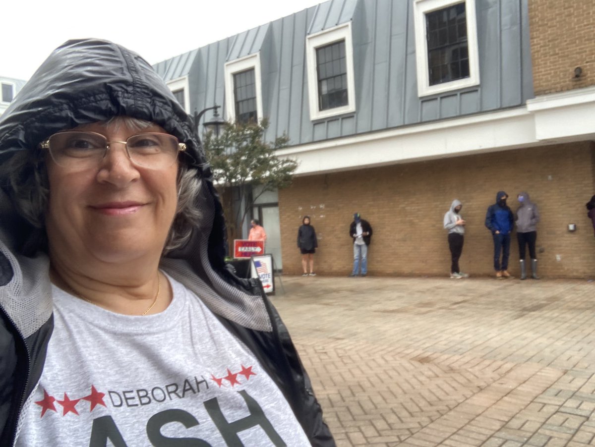 vote4DebbieAsh's tweet photo. #earlyvoting #alexelection ⁦@vote4DebbieAsh⁩ #acpsschoolboard #districtB  Rain is not stopping these voters! https://t.co/mjAOe9YV9j