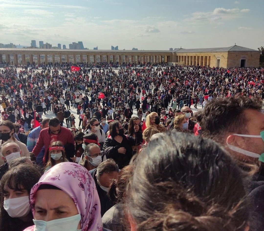 Bugün 29 Ekim Cumhuriyet Bayramı, Anıtkabir👏
Ayran YOK,
Döner - Ekmek YOK
Şapka YOK,
Otobüsle alıp götürme YOK,

Sadece ATA'ya saygı ve sevgi VAR...