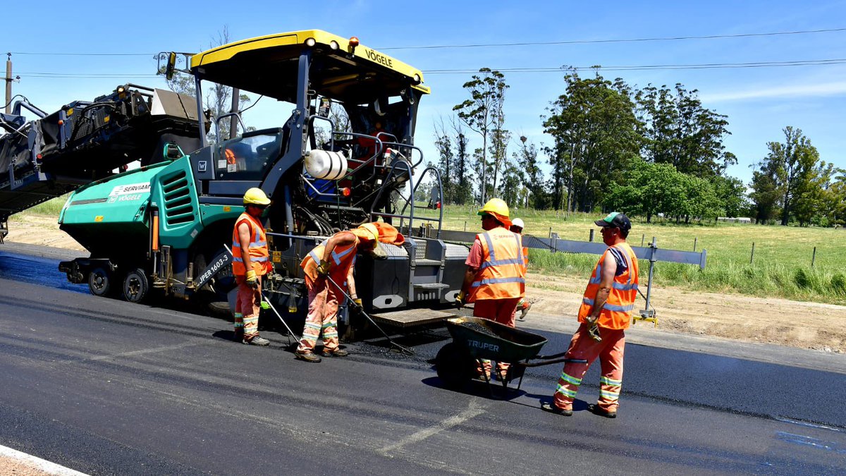 mtopuy's tweet photo. 👷🏽‍♂️ ¡Avanzan a buen ritmo las obras de construcción de 25 kms. de doble vía en ruta 3, entre las rutas 1 y 11! 

🚛 Además, se construirá un bypass por el sur de la ciudad San José de Mayo, con un nuevo puente sobre el río San José. https://t.co/7YSj7DZGcx