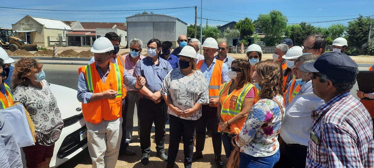 mtopuy's tweet photo. 👷🏽‍♂️ ¡Avanzan a buen ritmo las obras de construcción de 25 kms. de doble vía en ruta 3, entre las rutas 1 y 11! 

🚛 Además, se construirá un bypass por el sur de la ciudad San José de Mayo, con un nuevo puente sobre el río San José. https://t.co/7YSj7DZGcx