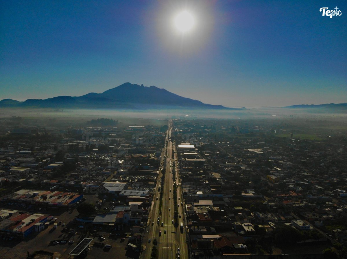 SoyDeTepic's tweet photo. Así amanece la capital nayarita y así se levanta el sol ☀️ todas las mañanas tras el imponente Sangangüey.😍⛰

Dilo con orgullo: #SoyDeTepic https://t.co/PFbbpAOpYh