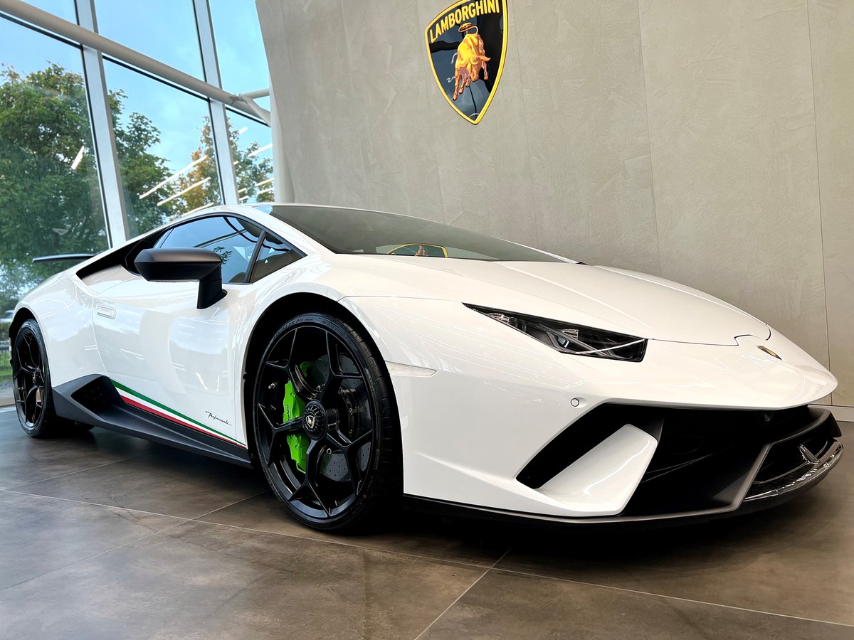 An incredible 2017 Huracan Performante with just 2808 miles, looking for a new home🏠 Lamborghini Leicester are interested in purchasing Huracans, please get in touch if you are looking to sell! #Lamborghini #LamborghiniLeicester #LamborghiniHuracanPerformante
