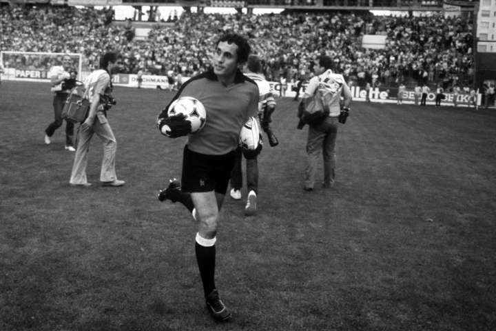 وفاة الحارس السابق 🇩🇿 للمنتخب الجزائري مهدي سرباح. شارك في نهائيات كأس العالم 1982 FIFA وكان ضمن التشكيلة الأساسية التي فازت أمام المانيا.

🤲 تعازينا الخالصة لعائلة الفقيد وكل أسرة كرة القدم الجزائرية.