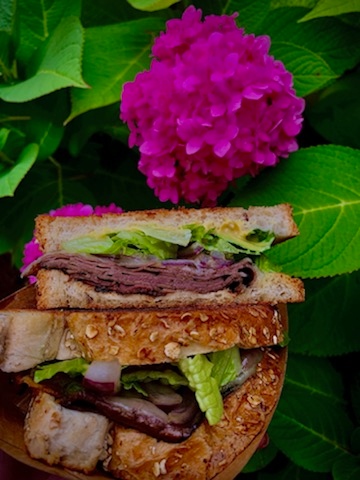 Greetings, programs🗯️ Take a peek at next week's special: Tron! Stacked roast beef, swiss, caramelized onions, romaine, and yellow mustard on grilled multigrain👊
Catch us if you can➡️ heroorvillaindeli.com
#heroorvillain #heroorvillainvan #foodtruck #detroit