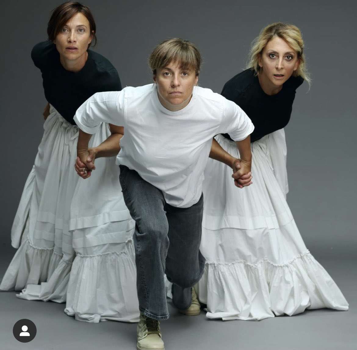 #LAttesa #RemoBinosi domani a #Novara <a href="/TeatroCoccia/">Fondazione Teatro Carlo Coccia di Novara</a> inizia il rapporto con il pubblico di questo lavoro tanto amato. Ci siamo prese per mano. Le gonne del ‘700 e la t-shirt di oggi: voila’, le masque du théâtre est créé… e’ l’inizio della corsa <a href="/anna_foglietta/">anna foglietta</a> <a href="/minaccioni/">Paola Minaccioni</a>