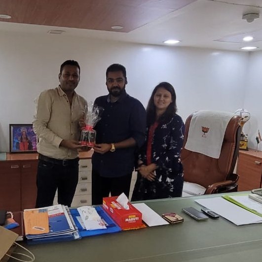 CocoHighOficial's tweet photo. It was honour to gifting #cocohigh to @jigneshpatil https://t.co/iJJxnTtoJC