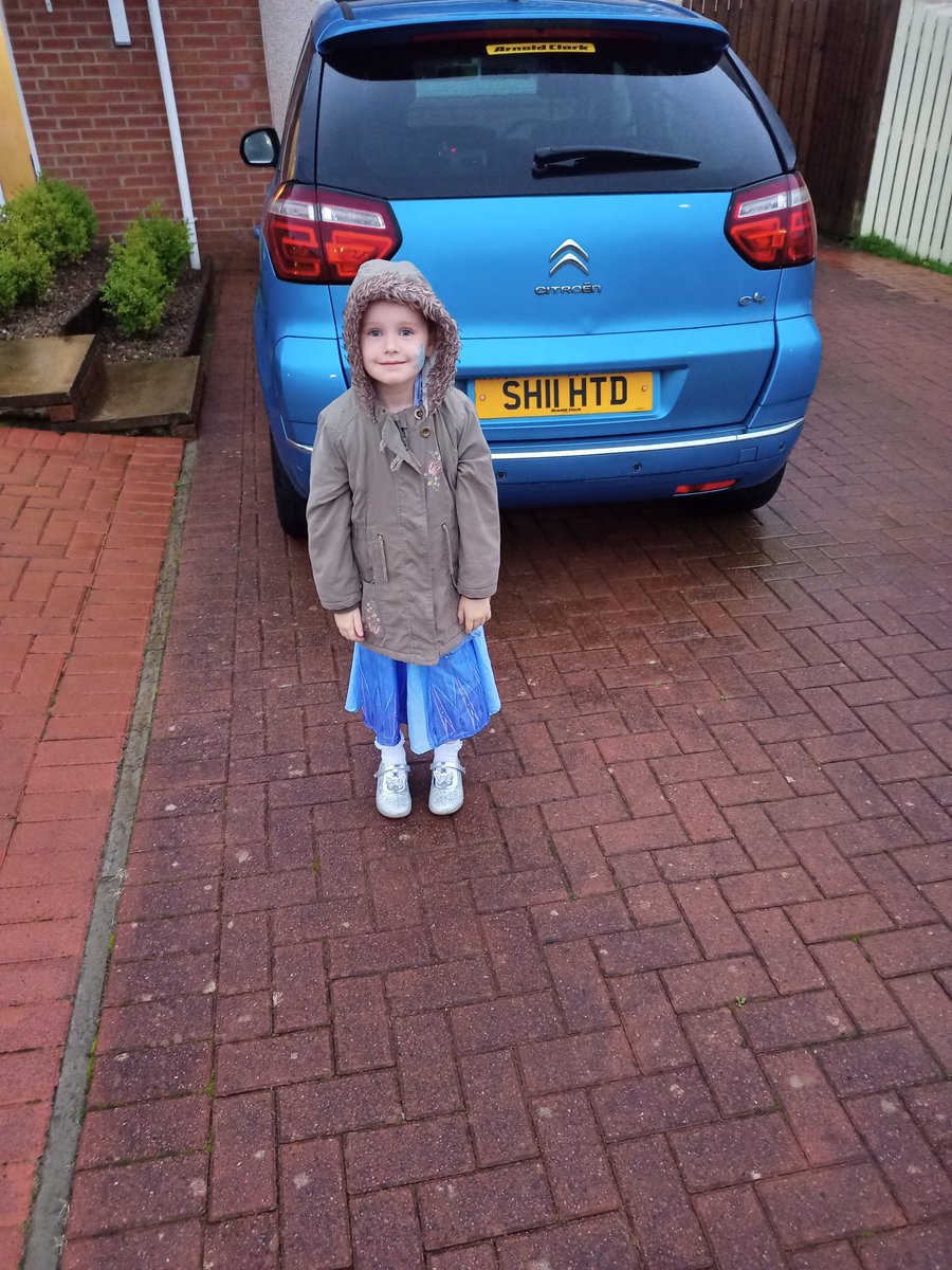 Blue today and Evie saw a blue car 🚙 <a href="/NLActiveSchools/">NLActiveSchools</a>  #NLwalktherainbow