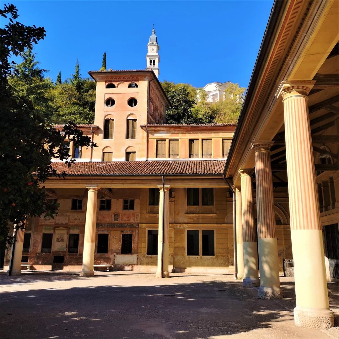 TurismoVeneto's tweet photo. 🌳 Il #ParcoRossi di #Santorso è un ambiente unico dove arte e natura sono integrate in modo armonioso. Prenditi una pausa e cogli l’occasione per vedere il suo belvedere, l’acquario del tempio rotondo e il laghetto 
 
https://t.co/wWh6AmyjLH
 
#VisitVeneto 
 
📸IG giannivizzano https://t.co/6v7oyivjOF