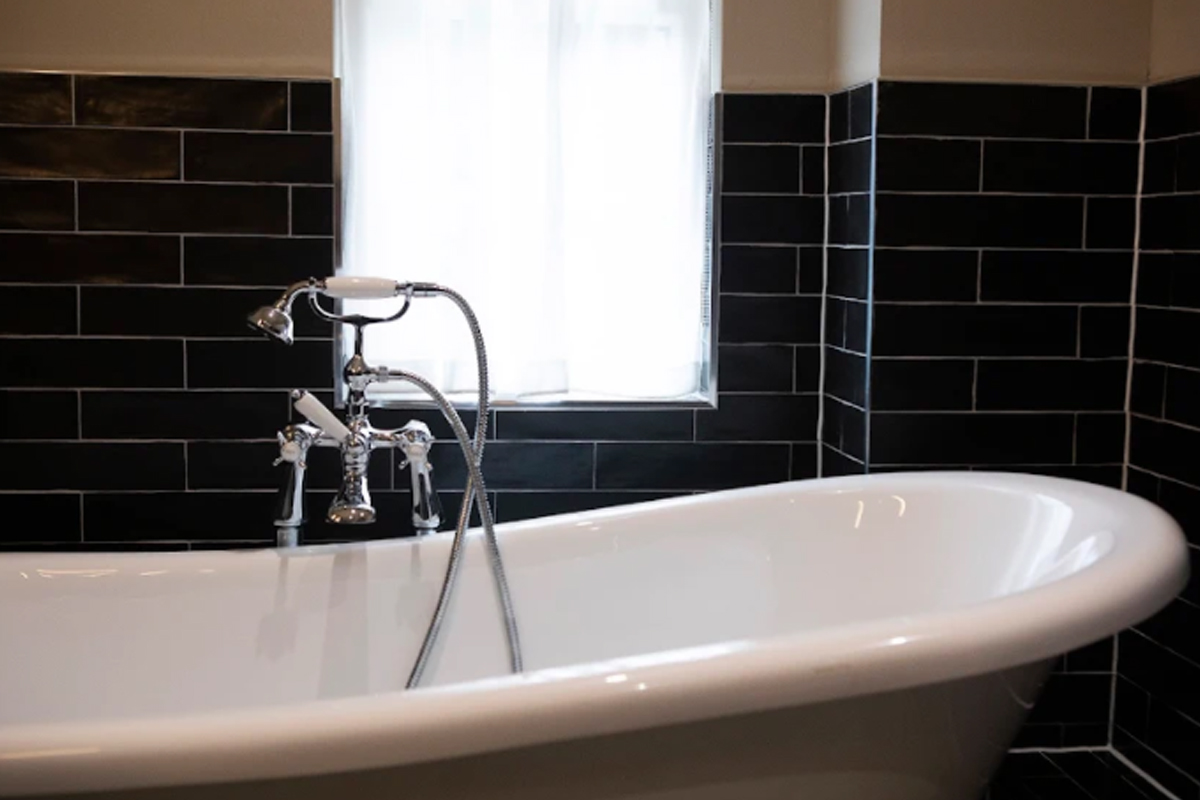 Cottage_Malvern's tweet photo. A roll-top bath is a perfect antidote to the cooler October weather! Settle in with your favourite glass of bubbles and enjoy the changing season  🛁

#escapethecity #escapelondon #gastronomy #ukfoodie #foodielife #foodielove #instatravel #travelgram #weekendgetaway #weekendbreak https://t.co/hP3W44VmbK