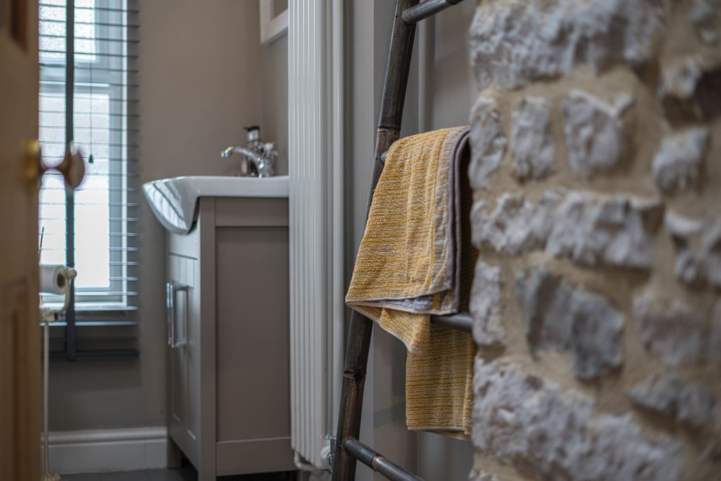 keyonlinesales's tweet photo. 💚Pre-Portal - Property Insigh for our social media followerst💚📣  
If you are in the market for a quintessential village centre cottage in Tideswell, we have a prime example coming to the market next Monday. You will need a budget of £350,000 - £400,000 😀 https://t.co/BMbH7SGZTU
