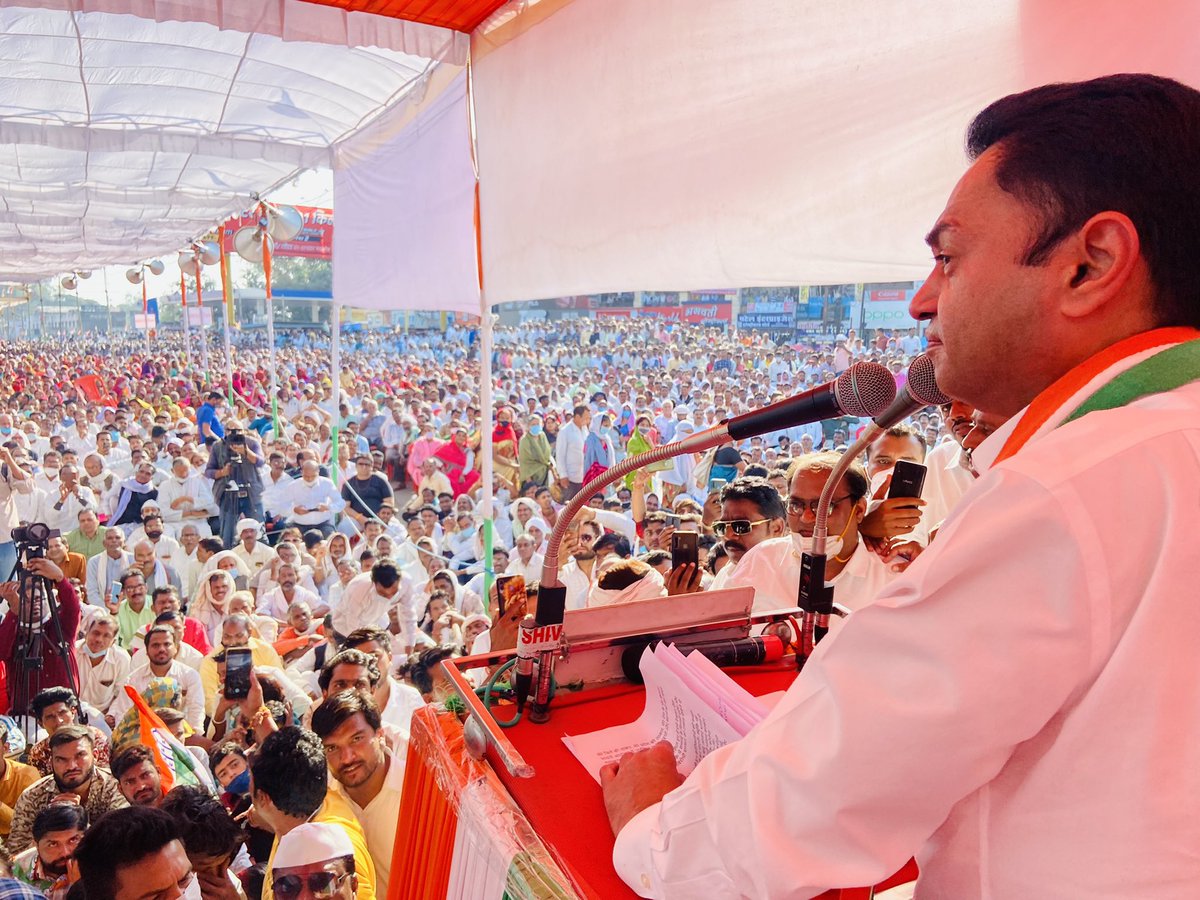 “जय जवान जय किसान” के नारे को बुलंद कर संघर्ष से समाधान तक अन्नदाताओं की लड़ाई हम लड़ेंगे और ज़रूर जीतेंगे !

आज छिन्दवाड़ा में किसानों के हक़ की लड़ाई का शंखनाद कर ट्रैक्टर रैली निकालने के पश्चात सभा को संबोधित किया ।