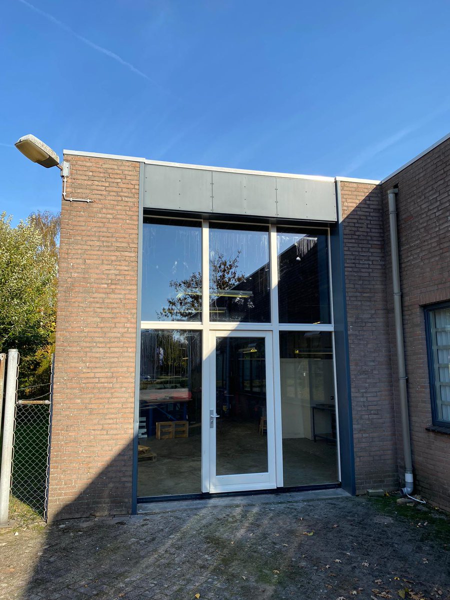 In 1 dag tijd vervingen wij een oude bedrijfsdeur door deze mooie pui! Samen met MvK timmerwerken uit Son en Breugel en glasbedrijf Smits uit Gerwen! Bedankt mannen!