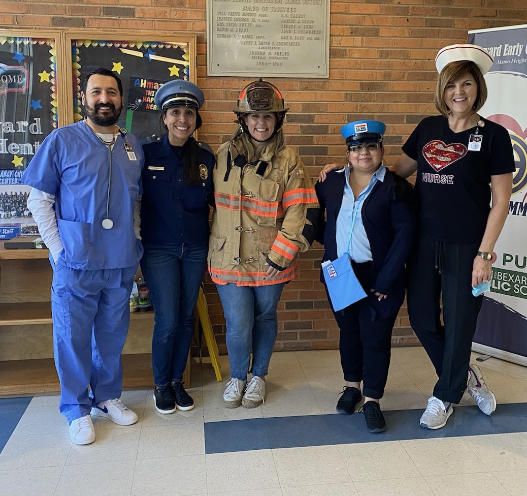 Community Helpers at their best!! Howard Fall Festival.
⁦<a href="/AHISD/">Alamo Heights ISD</a>⁩