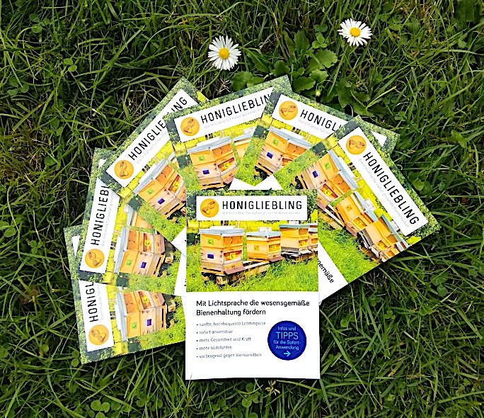 Unsere neuen Flyer sind da:
Mit #Lichtsprache die wesensgemäße #Bienenhaltung fördern. Versenden wir kostenlos: Lightwork-Telefon 04154 794990 oder info@lightworkobjects.com
