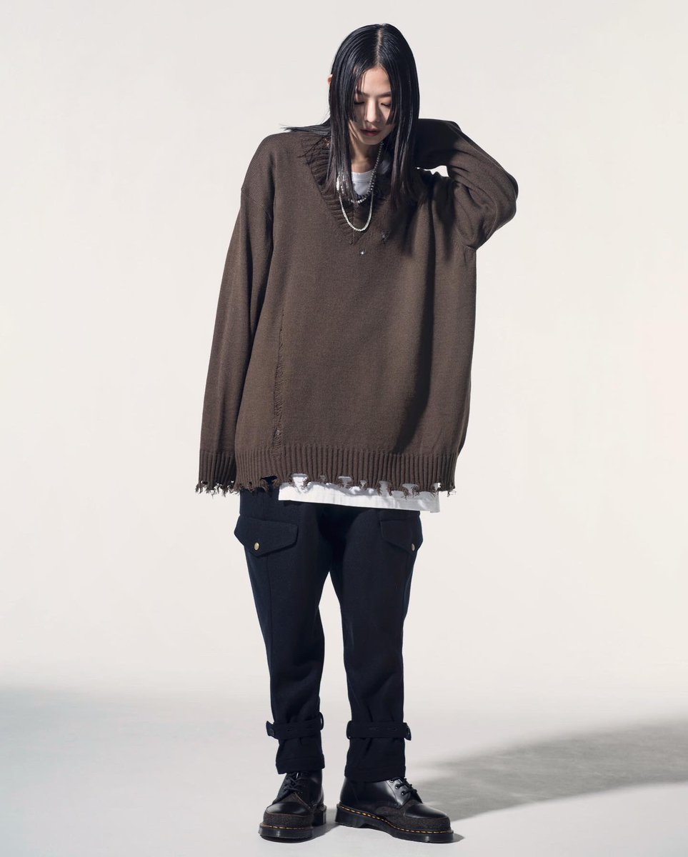 syte_etys's tweet photo. 【New arrival】
★7G Bulky Wool Damage V neck Pullover ☆khaki
裾や袖とVネックリブに大胆なカットオフ的ダメージ加工はインナーのシャツなどにパンキッシュなモード感を打ち出す。
#theshopyohjiyamamoto
#yohjiyamamoto
#syteyohjiyamamoto 
#yohjiyamamotopourhomme
#ys #y3 #syte #damageknit https://t.co/yRH8W5XoTX