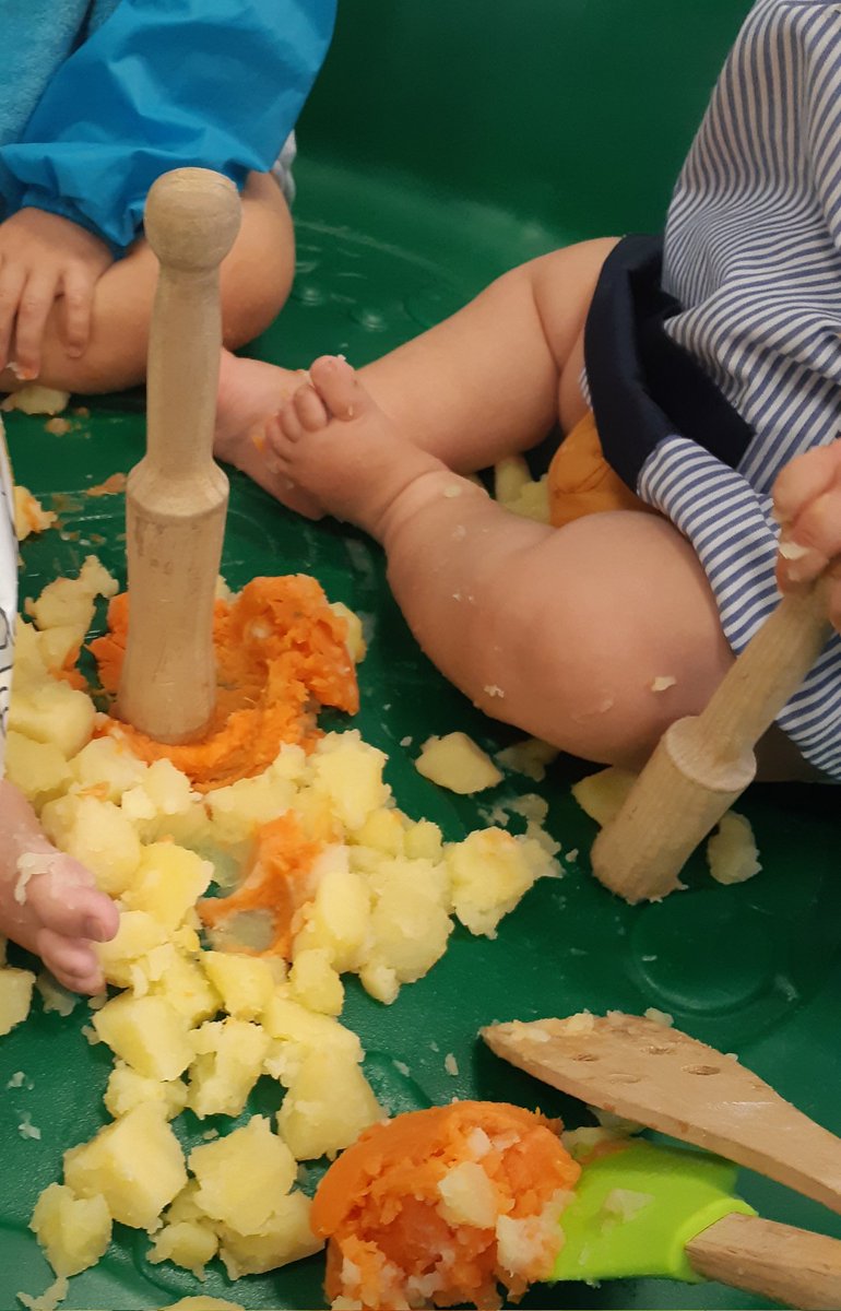 Margiss4's tweet photo. Quina emoció!!
Avui ha vingut la castanyera🌰 amb el seu amic el Marramenu🐱... a més a més 👐🦶👅👃👀descobrim noves sensacions amb la experimentació de 🥔🍠
Bona castanyada!!!
#JEStGervasi https://t.co/1kr0PTlDzR