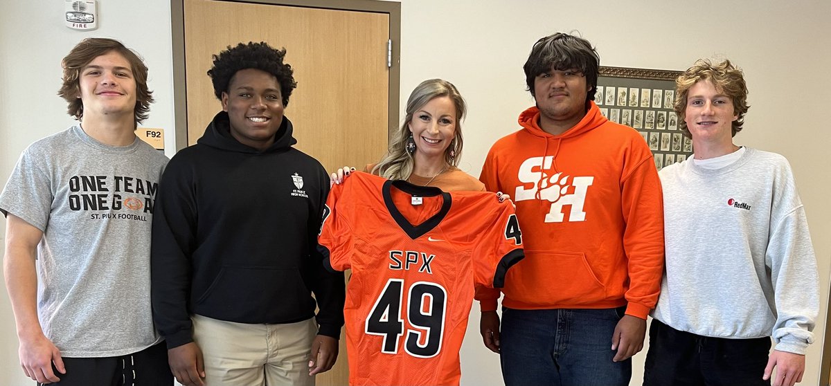 StPiusXFootball's tweet photo. SPX Football
Educator of the Week!

Good principals want to see their students succeed…

Great ones - like Principal Ware, are capable of instilling the love for learning in everyone’s hearts!

Thank you for all that you do!
#FAMILY https://t.co/3TIm90kP87