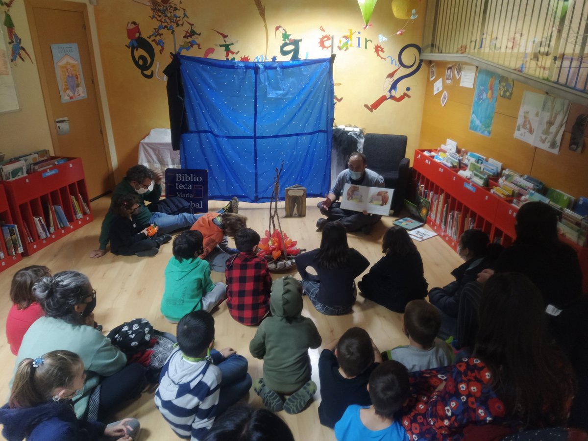 BiblioTremp's tweet photo. Tornem a fer l'hora del conte a la sala infantil de @BiblioTremp després de tant temps.... Quina nostàlgia!
Avui passem por amb els contes que ens explica Carles Alcoy #castanyada #tardor #tremp #firadelcodony @AtgPallars https://t.co/zvyue28Mx7