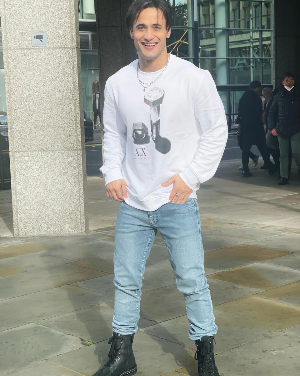 DelhiTimesTweet's tweet photo. .@imrealasim looks dapper in white as he shares pics from #London

#AsimRiaz #AsimSquad #AsiManshi #BiggBoss13 #TV https://t.co/HNFGQSCpeX
