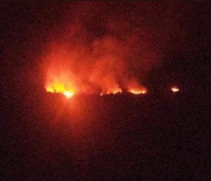 RvlBurma2's tweet photo. Update:As of 9:30 pm, more than 130 houses, including two churches, were on fire in #Thantlang, and no one was able to put out the blaze &amp; the fire is still burning in Zon Mon Ward and Lon Tal Ward.

#WhatsHappeninglnMyanmar https://t.co/V9NX7835VJ