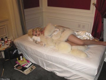 マドンナ マリリン モンローの死を彷彿とさせる写真が物議を醸すことに Nme Japan