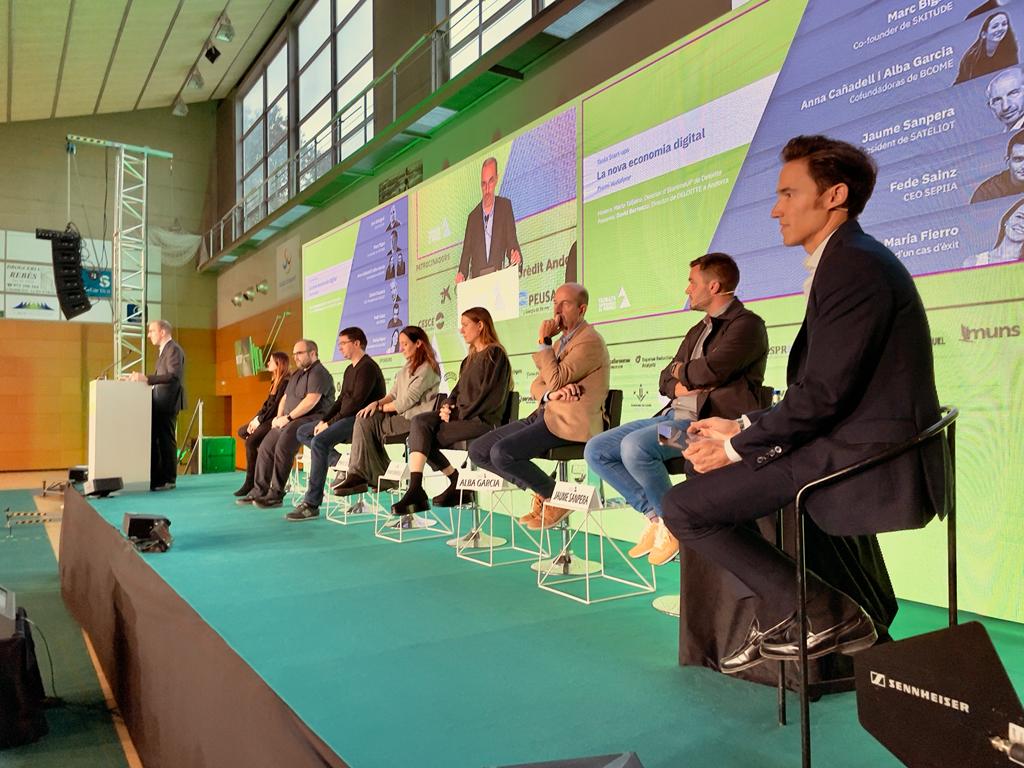 trobadapirineu's tweet photo. .@marioteijeiro director de #smartMeUp @Deloitte_ES modera la taula dedicada a la Nova economia digital #TrobadaPirineu #startups
📸 @genaromassot https://t.co/m0u29li0rM