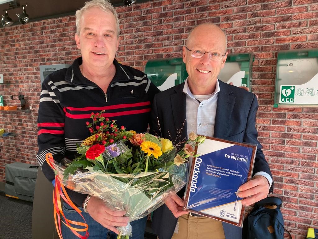 BGvanWakeren's tweet photo. Henk Poort is de oprichter, aanjager, voorlichter, promotor van de Stichting Twente Hart Safe. 
Voor zijn jarenlange inzet voor de samenleving heeft het college besloten om Henk het Stadscompliment De Nijverbij toe te kennen. #gemeentehengelo https://t.co/W01Ypac4yp