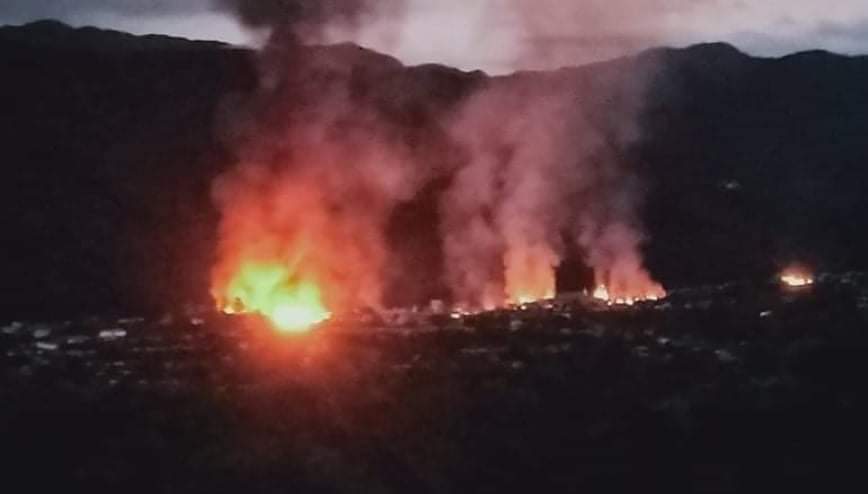 Chanapai247's tweet photo. Tw//Fire
Up till now , there's no single people to EXTINGUISH the fire and is even spreading to vicinity villages . At least 130 houses were REDUCED TO ASH and the fire is seemed to ENGULF the whole town if no one try to stop it .

#HearTheVoiceOfMyanmar 
#WhatsHappeningInMyanmar https://t.co/vuVjZl8iAK