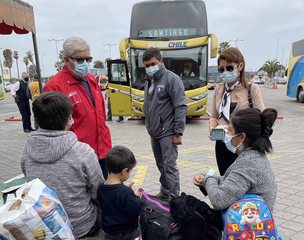MTTCoquimbo's tweet photo. El Seremi @j_FuentesIs encabeza fiscalización a buses interurbanos previo al fin de semana largo. Además informa que desde el 1º de noviembre comenzará a ser obligatorio portar el Pase de Movilidad o PCR negativo de 72 horas para realizar viajes interregionales de más de 200 km. https://t.co/ItPXW3npk9