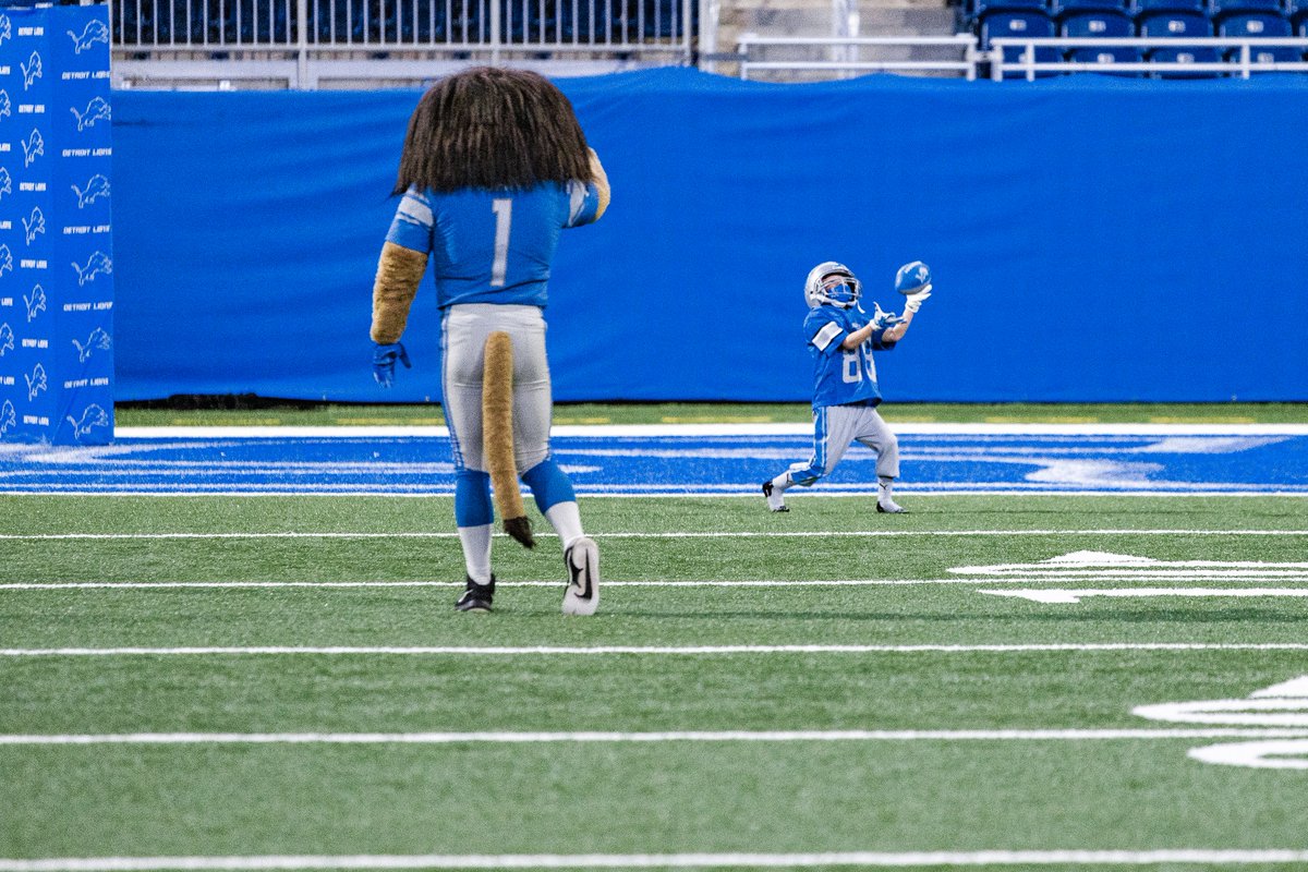 Lions's tweet photo. We hosted our Military Family Night presented by @HumaneticsATD at @fordfield on Wednesday. Service members, veterans and their families enjoyed activities on the field and went trick-or-treating with Lions legends and @DETLionsCheer. https://t.co/g0eO7Nph7z