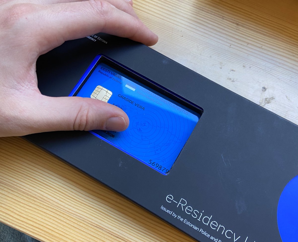 Me dieron la ciudadanía digital de Estonia!! 🇪🇪💪🏾
¿Qué es? Es un programa que busca sumar ciudadanos digitales a este país que es el mejor país digital del mundo.
La ciudadanía digital NO es una ciudadanía real que te permita tener ciudadanía europea o inmigrar pero permite 👇🏽🧶