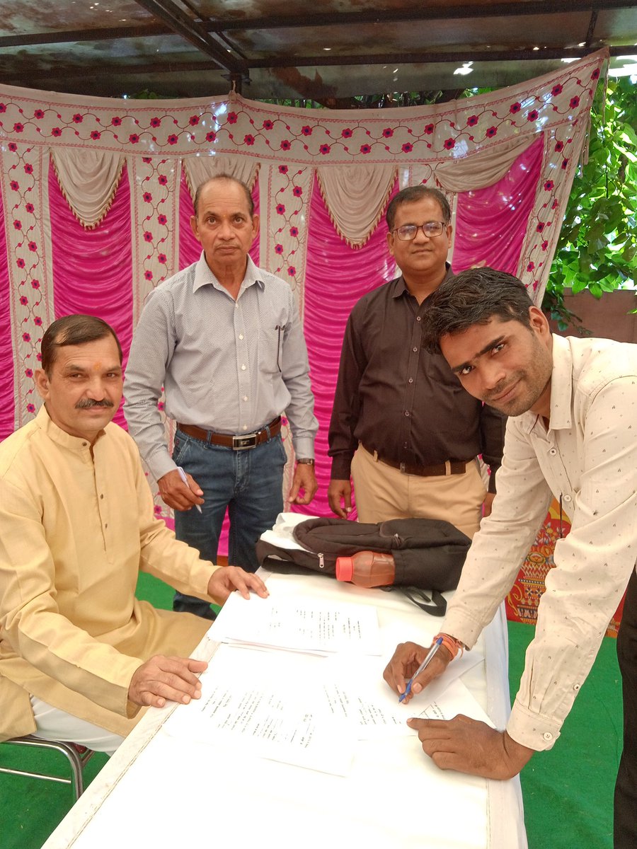 ReslaKOTA's tweet photo. राजस्थान शिक्षा सेवा प्राध्यापक संघ ( रेसला ) कोटा नवनिर्वाचित कोटा रेसला कार्यकारिणी के समस्त साथियों को हार्दिक बद्याई
जिलाध्यक्ष दिनेश  मीणा                           जिलामंत्री गणेश जांगिड़  
कोषाध्यक्ष नरेश मीणा
सभाध्यक्ष अशोक गौतम
महिला मंत्री दीपा शर्मा  
@MohanSihag24 https://t.co/Kgl6hDb1Nz