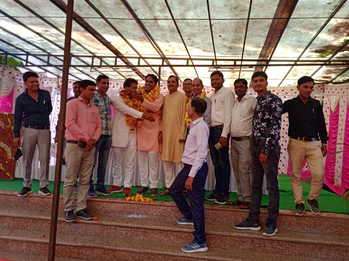 ReslaKOTA's tweet photo. राजस्थान शिक्षा सेवा प्राध्यापक संघ ( रेसला ) कोटा नवनिर्वाचित कोटा रेसला कार्यकारिणी के समस्त साथियों को हार्दिक बद्याई
जिलाध्यक्ष दिनेश  मीणा                           जिलामंत्री गणेश जांगिड़  
कोषाध्यक्ष नरेश मीणा
सभाध्यक्ष अशोक गौतम
महिला मंत्री दीपा शर्मा  
@MohanSihag24 https://t.co/Kgl6hDb1Nz