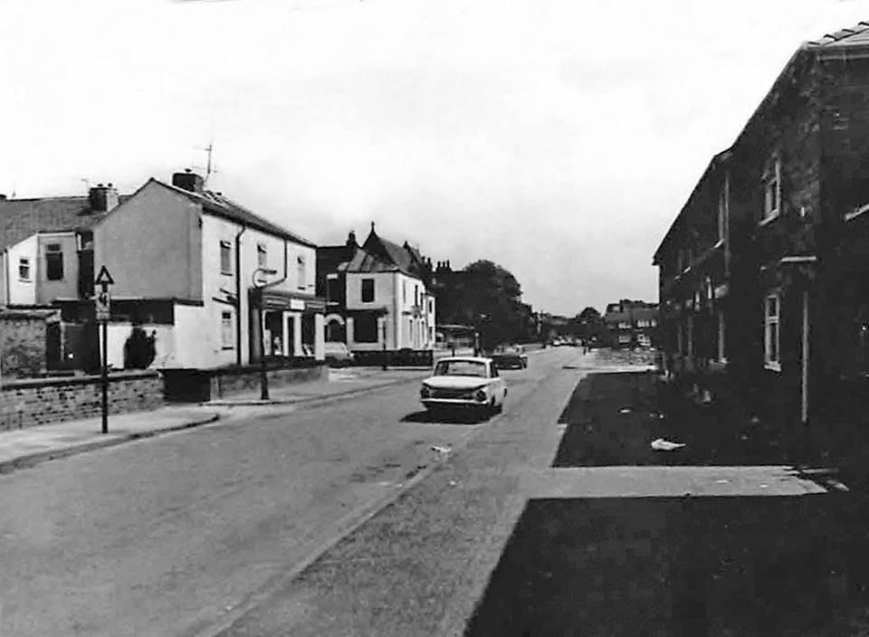 Vtjames66's tweet photo. My old house on Earl Street on the left back in the early 70s #LowerBroughton #Salford #M7 https://t.co/fn261Kwhqe