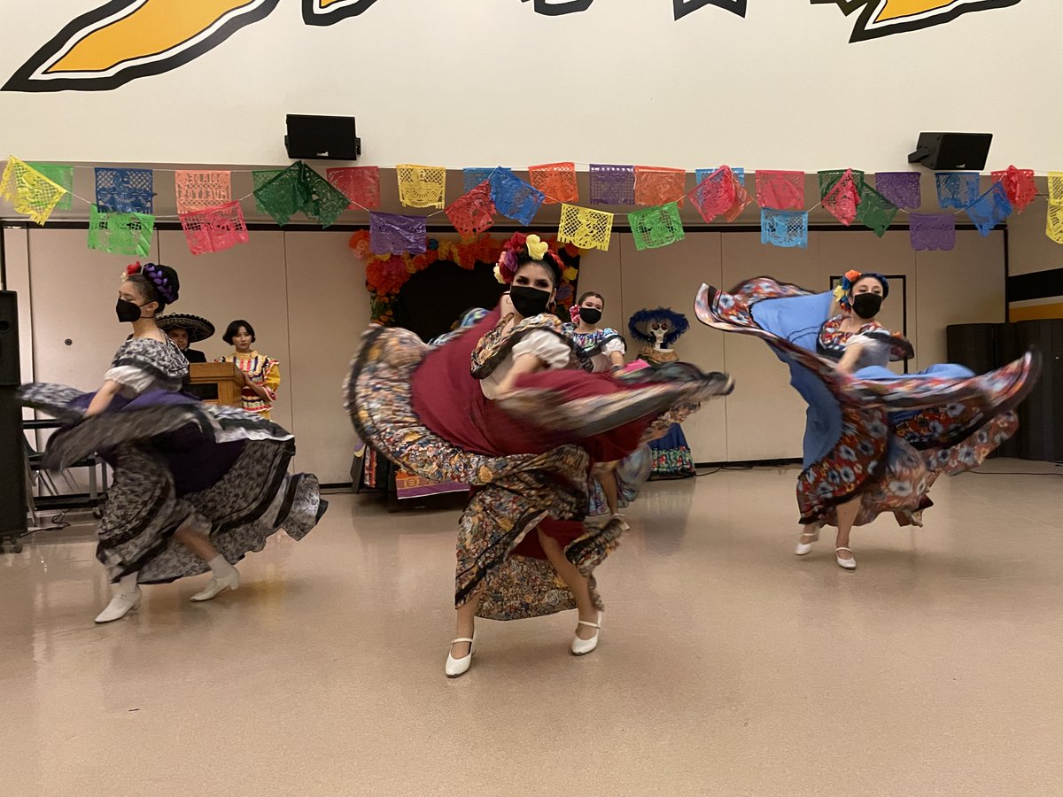MVLAFoundation's tweet photo. Día de Los Muertos is an annual tradition at MVHS where LPO (Latino Parents Group), Folklorico Dance Group, and LSU (Latino Student Union) collaborate to continue this meaningful celebration. The MVLA Foundation was honored to be part of the celebration. @MVLAHSD @MvhsSpartans https://t.co/JajicaYJDn