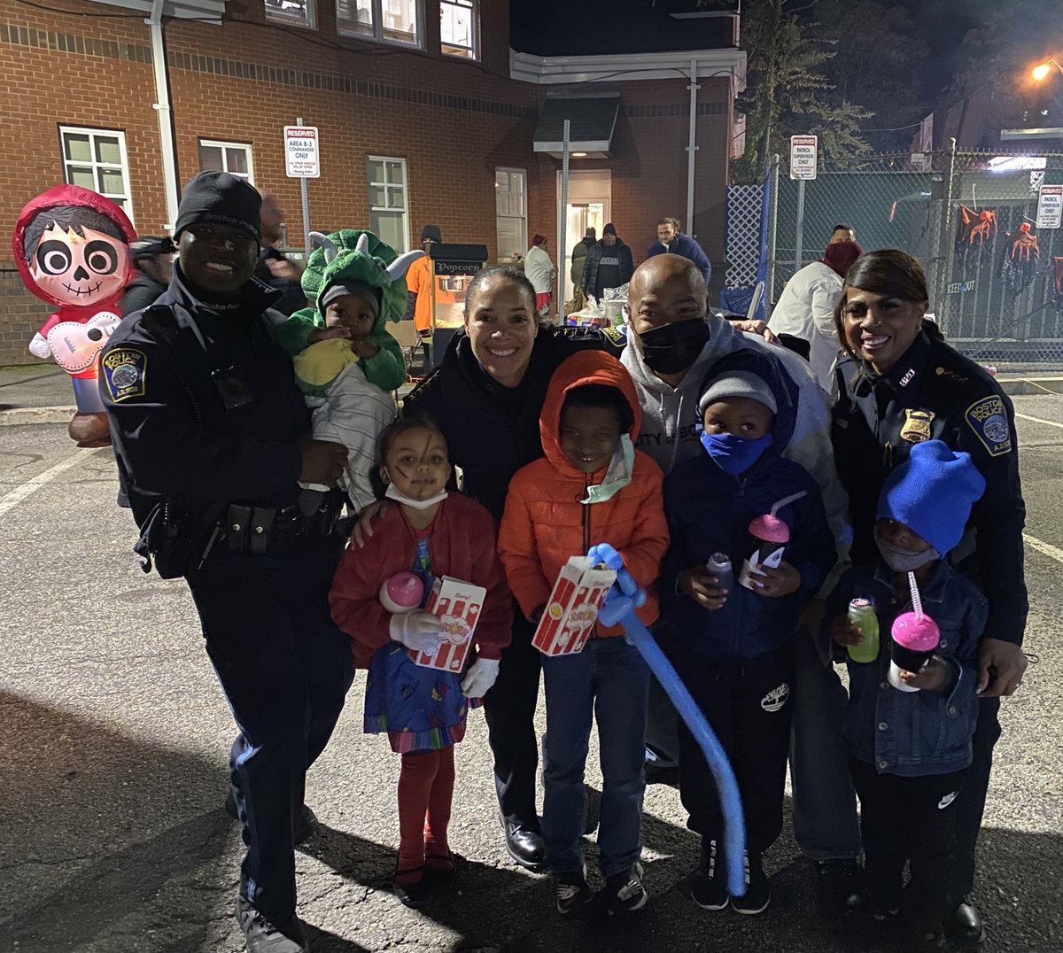 BCEengagement's tweet photo. What a fun night! @bostonpolice #districtB3 #trickortreat #halloweensafety #DJmarshmallow #commUNITY #engagementeveryday https://t.co/gTX5j74HBW