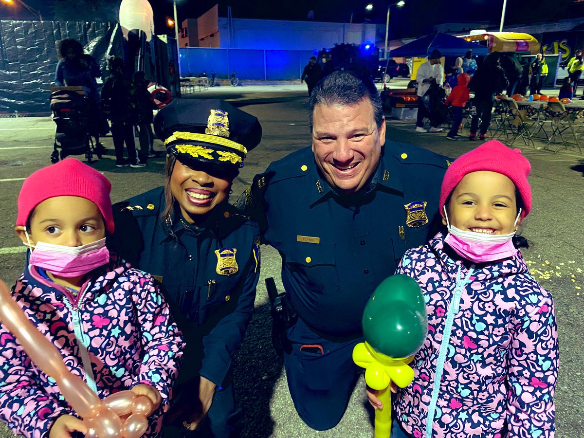 BCEengagement's tweet photo. What a fun night! @bostonpolice #districtB3 #trickortreat #halloweensafety #DJmarshmallow #commUNITY #engagementeveryday https://t.co/gTX5j74HBW