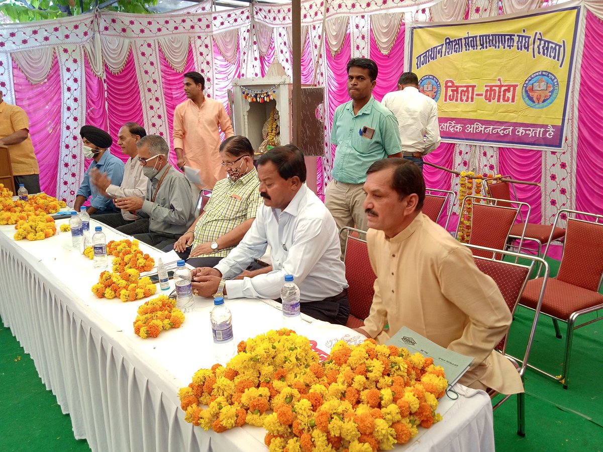 ReslaKOTA's tweet photo. राजस्थान शिक्षा सेवा प्राध्यापक संघ ( रेसला ) कोटा नवनिर्वाचित कोटा रेसला कार्यकारिणी के समस्त साथियों को हार्दिक बद्याई
जिलाध्यक्ष दिनेश  मीणा                           जिलामंत्री गणेश जांगिड़  
कोषाध्यक्ष नरेश मीणा
सभाध्यक्ष अशोक गौतम
महिला मंत्री दीपा शर्मा  
@SumerKhatana8 https://t.co/B8mqjlwmn1